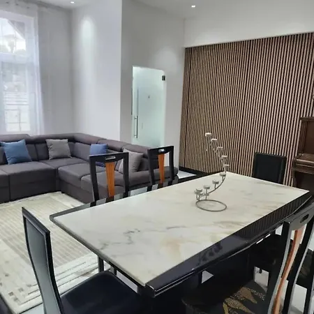Spacious 4-bedroom House In Brunehaut With Views Hébergement de vacances